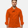 Herrenmodell in fluoreszierend orangefarbener Kochjacke mit Kugelknöpfen